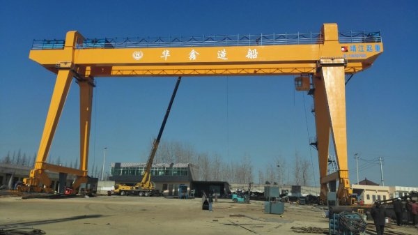 門(mén)式起重機(jī)的起重小車(chē)上為什么需要減速機(jī)