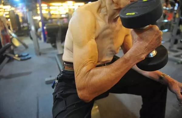 94歲健身爺爺爆紅！他還在運動，你有什么理由偷懶