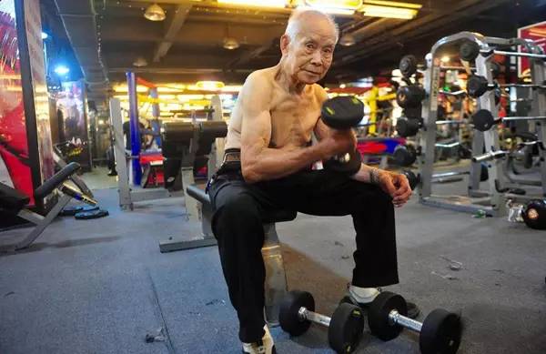 94歲健身爺爺爆紅！他還在運動，你有什么理由偷懶