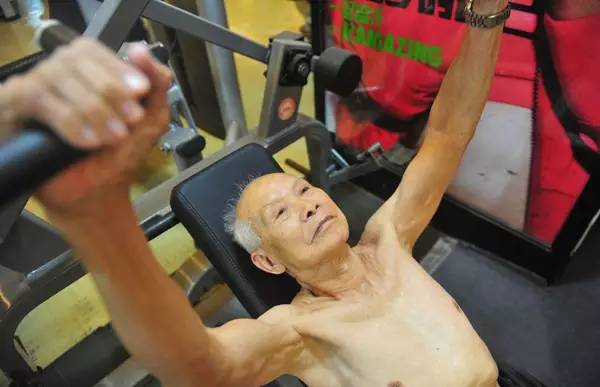 94歲健身爺爺爆紅！他還在運動，你有什么理由偷懶