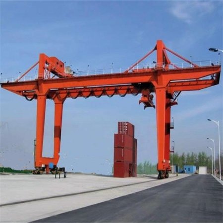 集裝箱龍門吊可配置多種吊具，以適應(yīng)生產(chǎn)需求！