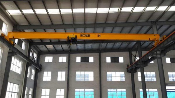 哪些類型的起重機(jī)適合于小空間的吊運(yùn)使用？
