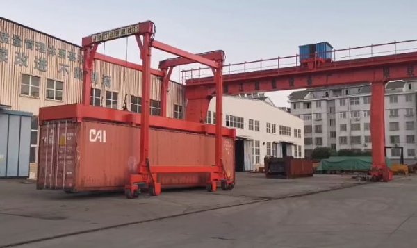 廠家分析集裝箱吊運(yùn)車(chē)的優(yōu)勢(shì)與缺點(diǎn)